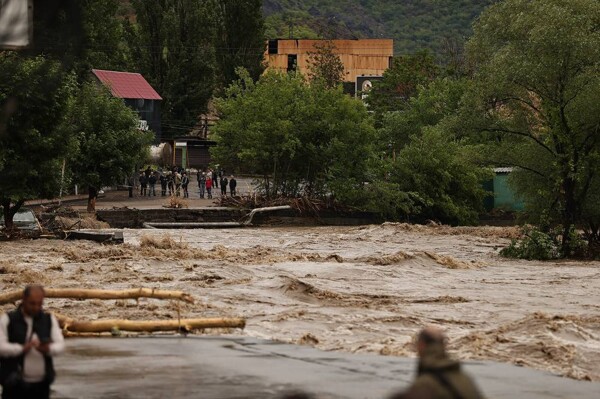 Два человека погибли и более 200 были эвакуированы из-за наводнений в Армении